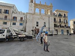 Percorsi di luce a Bari vecchia: al via l’installazione delle luminarie estive. Le foto