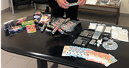 Droga nel bauletto dello scooter e bombe carta a casa, nei guai un 18enne. Preso per droga anche un 36enne
