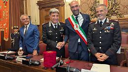 Bari conferisce la cittadinanza onoraria all'Arma dei Carabinieri: “Presidio di legalità e umanità”. Le foto