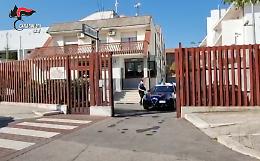 Pistola in pugno, assalta tre case: arrestato 32enne