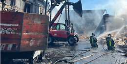 Fiamme in una falegnameria, vigili del fuoco in azione. Le foto