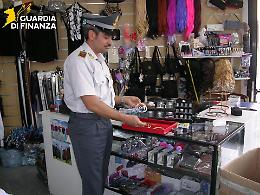 Sequestrati oltre 43.000 prodotti non sicuri, anche a rischio incendio: denunciati sei commercianti