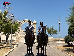 Carabinieri a cavallo nei vicoli del centro storico: Socrate e Spartaco conquistano Trani