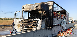 Camion in fiamme sulla Statale 7, traffico paralizzato tra Taranto e Grottaglie