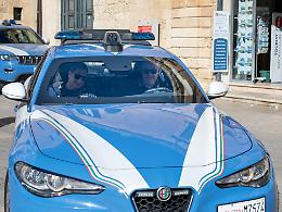 Tenta di rapinare un’auto davanti alla Questura: arrestato 42enne