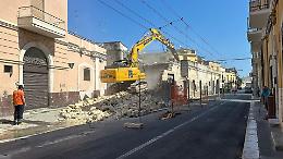 Al via la demolizione in via Principessa Iolanda: nuova viabilità e area verde entro settembre. Le foto