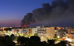 Capannone in fiamme nella notte: nessun ferito e qualità dell'aria sotto controllo
