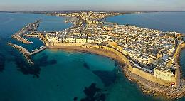 La Puglia che brilla: Gallipoli, Bari, Vieste e Porto Cesareo tra le 45 mete più cercate d’Italia