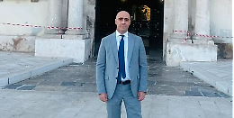 “L’Italia ripudia la guerra”: lo striscione della pace sul Palazzo di Città