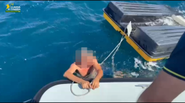 Salvati due diportisti in balìa del mare: doppio intervento della Guardia di Finanza. Foto e video