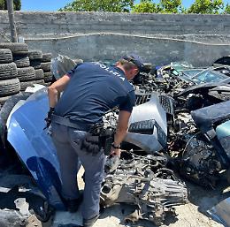 Smantellato un deposito di ricambi da auto rubate: due ventenni denunciati. Le foto