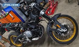 Moto rubata scoperta in un’officina abusiva: denunciati padre e figlio 