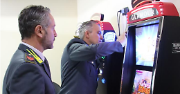 Scoperti 2 centri scommesse illegali: sequestrati 20 apparecchi da gioco