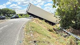 Schianto sulla SS 100: camion fuori strada e feriti due occupanti di un’auto. Le foto