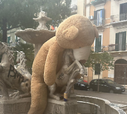 Il tragicomico caso dell'orso (da giorni) in piazza Bettolo