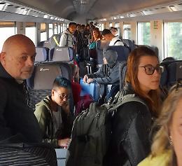 Al buio e senz’acqua: odissea notturna per 85 passeggeri sull’Intercity Bolzano-Bari. E non è finita