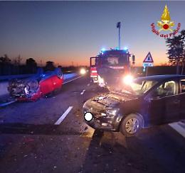 Scontro tra due auto sulla Statale 7: una si ribalta, due feriti