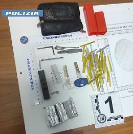 Ruba in un appartamento, colto sul fatto. Intervengono i condomini, scatta l'arresto
