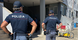 Una famiglia allontanata dall'alloggio popolare occupato abusivamente. Le foto