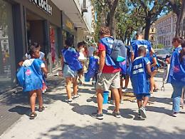 Corso Cavour ripulito da 14.000 mozziconi: l’impatto invisibile dei filtri di sigaretta. Le foto