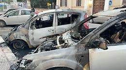 L'ultimo rogo costa l'arresto al piromane che ha dato fuoco a 13 auto