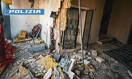 Bomba di Capodanno distrugge una palazzina popolare: due arresti. Le foto