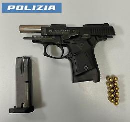 Trovato con una pistola nascosta sotto la sella: tenta di investire i poliziotti