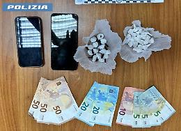 Spaccio e fuga rocambolesca: bloccato dagli agenti arriva il padre che li minaccia