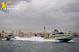 Turista francese si tuffa dallo scafo del marito e rischia di annegare, salvata in mare