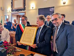 Cittadinanza onoraria al procuratore Francesco Giannella: "Punto fermo nella lotta alla criminalità". Le foto