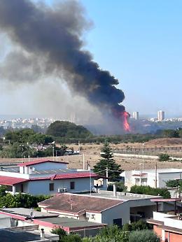 Fiamme in un canneto a San Vito, evacuate 20 famiglie