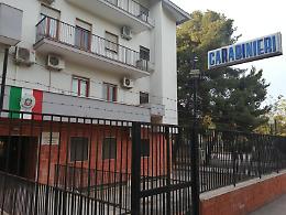 Disastro sfiorato, appicca un incendio nel centro storico dopo una lite. Nella stanza 4 bombole di gas