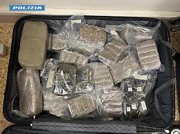 Un ordigno e 78 chili di droga nascosti in una stanza segreta: blitz della Polizia. Il video e le foto