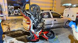 Scontro all'incrocio nella notte, tre feriti. Grave un motociclista. Le foto