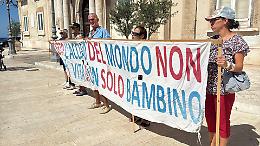 Ex Ilva, i comitati: “Tutto l’acciaio del mondo non vale la vita di un solo bambino”. Le foto