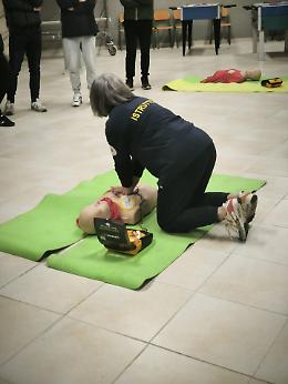 Torna il defibrillatore rubato in piazza Fago