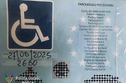 Maxi-controllo della Polizia Locale: 112 multe per abusi nei parcheggi dei disabili