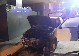 Auto in fiamme per un corto circuito, paura in via Giannone