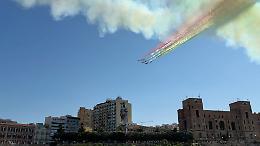 Taranto con il naso all’insù per salutare le Frecce Tricolori . I video