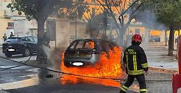 Auto in fiamme in piazza Cafforio. Foto e video