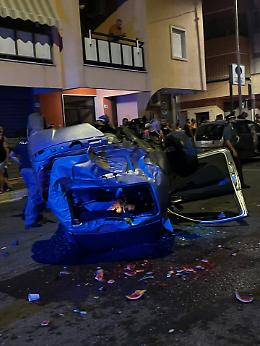 Auto rubata semina il panico nella notte: Lancia Y ribaltata e danni a più veicoli