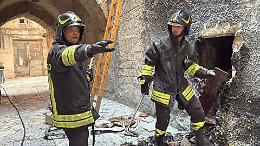 Incendio in un appartamento murato nella Città Vecchia: scoperto dietro una cabina elettrica. Le foto
