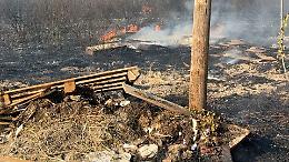 Soffocati da caldo e rifiuti: incendio tra Salinella e Talsano