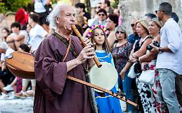 Si accende la festa di Federico II: il Palio 2025 entra nel vivo tra cortei, sfide e rievocazioni medievali. Tutte le foto