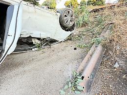 Incidente all'alba, giovane in codice rosso dopo un ribaltamento. Le foto