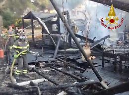 Fiamme all'alba in uno dei locali simbolo della movida salentina, si indaga per incendio doloso