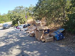 Pugno duro contro i rifiuti abbandonati, scattano denunce e maxi multe