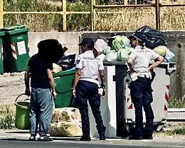 Abbandono selvaggio dei rifiuti e parcheggi irregolari, pugno duro della Polizia Locale. Tutte le sanzioni