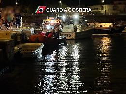 Si tuffa in mare e prende in pieno uno scoglio, salvataggio notturno nel Salento