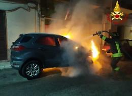 Incendio nella notte all’auto dell’amministratrice della Multiservizi. Solidarietà bipartisan
